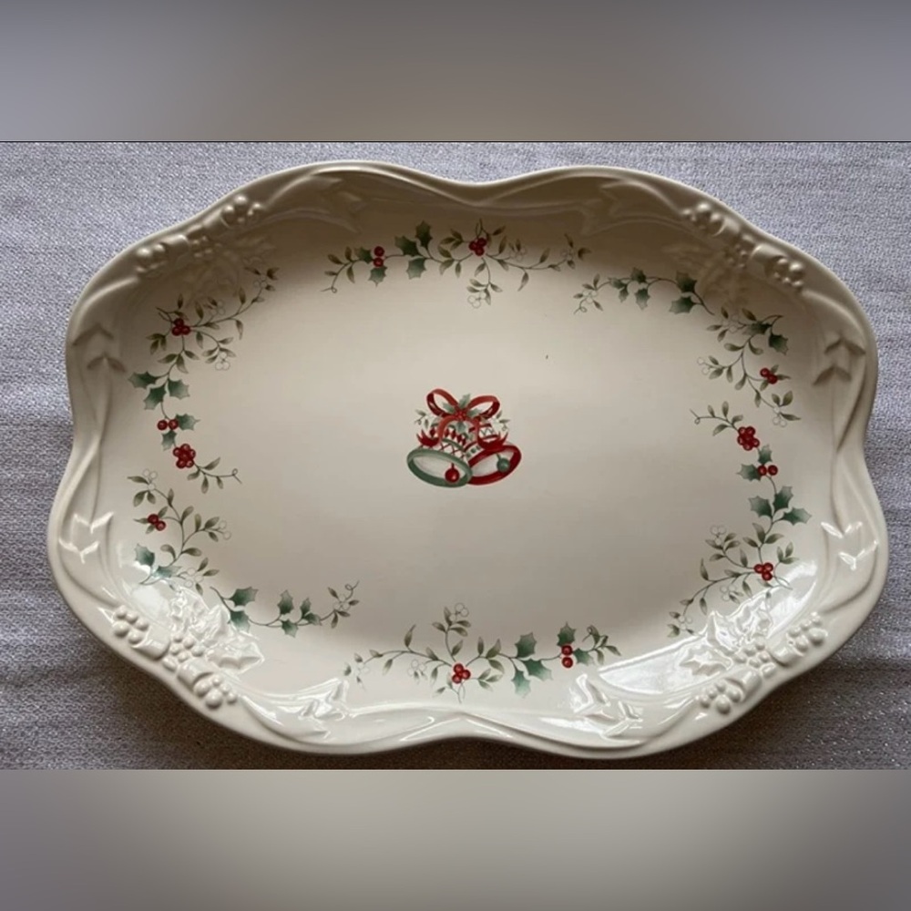 Pfaltzgraff Winterberry Sculpted Oval Serving Platter